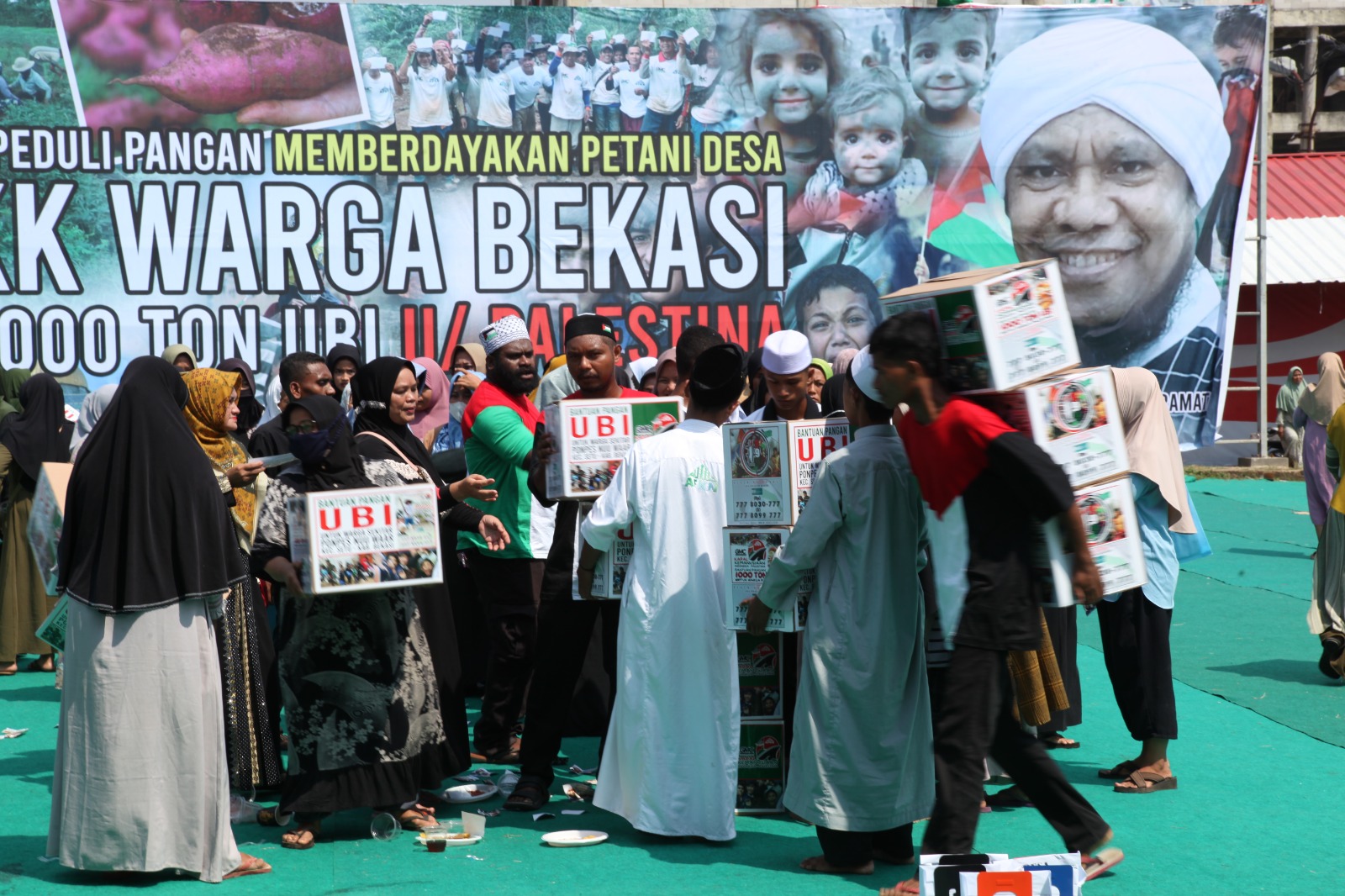 Selain Dikirim ke Palestina, Pesantren Nuu Waar AFKN juga Bagikan Ubi kepada 2000 Warga Bekasi